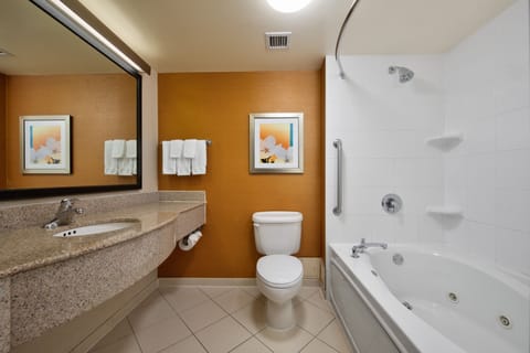 Executive Suite, 1 Bedroom | Bathroom | Free toiletries, hair dryer, towels