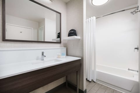 Combined shower/tub, hair dryer, towels