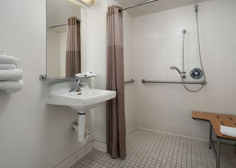 Standard Room, 1 Double Bed, Accessible, Non Smoking | Bathroom | Shower, towels