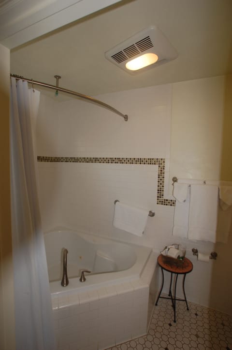 Room, 1 King Bed, Jetted Tub, River View | Bathroom | Free toiletries, hair dryer, towels