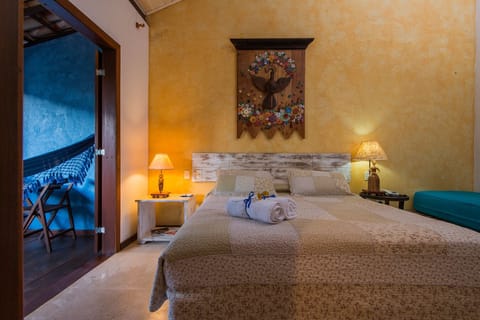 QUARTO TRIPLO COM VARANDA | Minibar, individually decorated, iron/ironing board, free WiFi