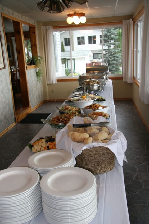 Daily buffet breakfast (CAD 15 per person)