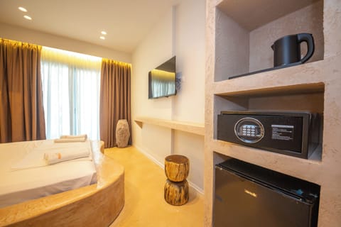 Deluxe Double Room, Balcony | Minibar, in-room safe, desk, soundproofing