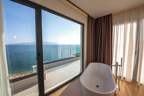 Panoramic Sea View Junior Suite with Bath Tub | Beach/ocean view