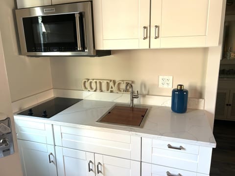 Cottage Suite | Private kitchenette