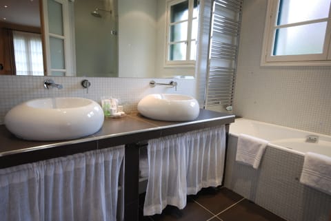 Grand Superior Room, Private Bathroom, Pool View  | Bathroom | Free toiletries, hair dryer, bathrobes, slippers