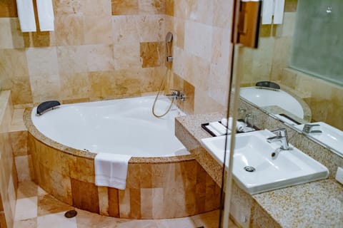 Superior Room | Bathroom | Shower, rainfall showerhead, free toiletries, hair dryer