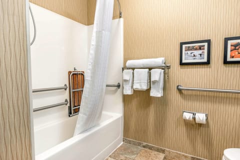 Combined shower/tub, hair dryer, towels