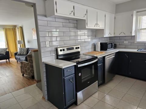 Full Kitchen / stove, oven