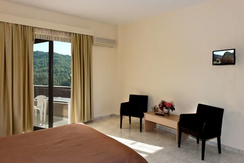 Superior Room, 1 Bedroom | In-room safe, desk, soundproofing, free WiFi