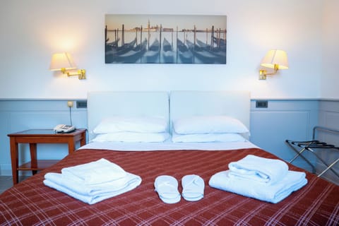 Comfort Double or Twin Room | Bathroom | Shower, rainfall showerhead, free toiletries, hair dryer