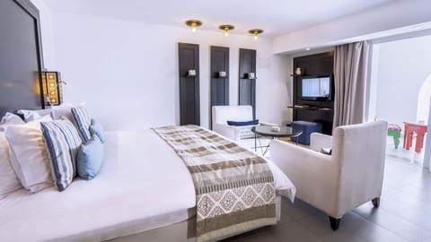 Executive Room, 1 King Bed, Beach View | Premium bedding, minibar, in-room safe, desk