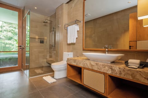 Junior Suite | Bathroom | Shower, rainfall showerhead, free toiletries, hair dryer
