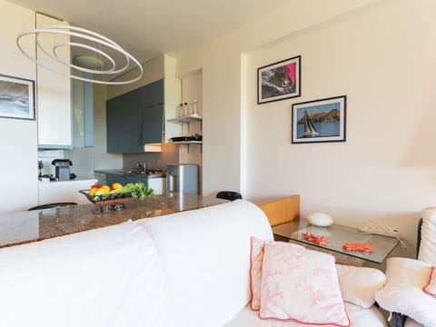 Property, Picture Frame, Cabinetry, Plant, Building, Wood, Comfort, Interior Design, Houseplant, Floor