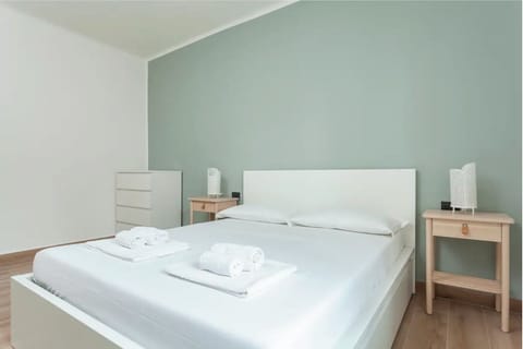 Master bedroom with king size bed measuring 180x205cm