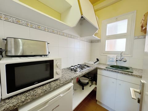 Studio, Garden Area | Private kitchen | Oven