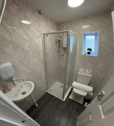 Standard Double Room, Ensuite | Bathroom | Shower, towels