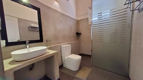 Deluxe Double Room, Sea View | Bathroom | Hair dryer, towels, soap, shampoo