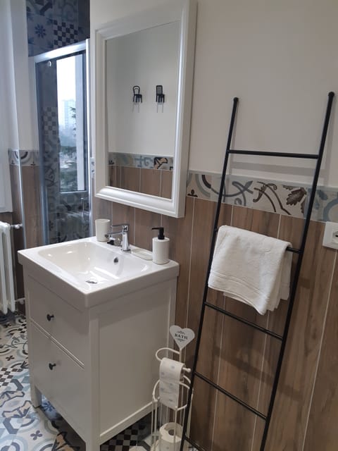 Apartment, City View | Bathroom | Shower, rainfall showerhead, hair dryer, bidet