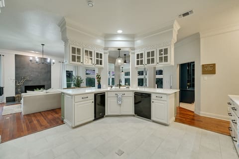 Enjoy company in any room from the kitchen with the open concept