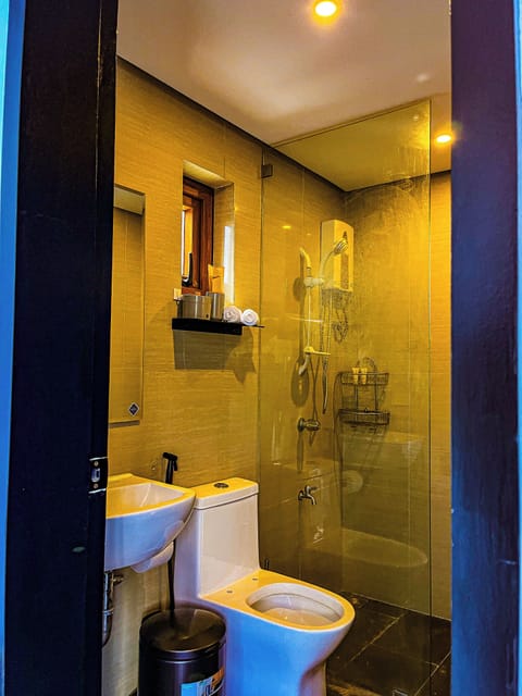 Premier Penthouse | Bathroom | Shower, hair dryer, slippers, bidet