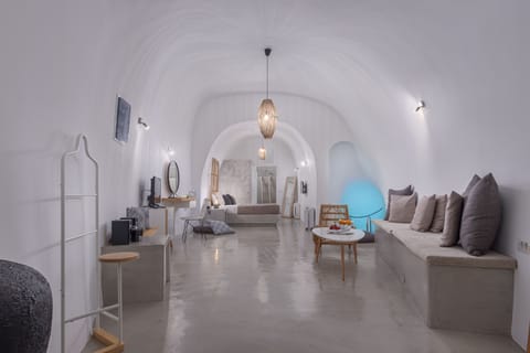 Grand Suite, Hot Tub (Caldera View) | Living area | Plasma TV