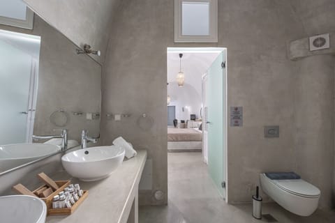 Grand Suite, Hot Tub (Caldera View) | Bathroom | Shower, jetted tub, designer toiletries, hair dryer