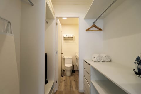 Apartment, 2 Bedrooms (206) | Bathroom | Shower, hair dryer, heated floors, towels