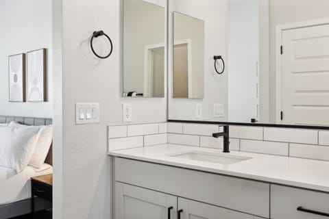 Comfort House | Bathroom | Free toiletries, hair dryer, towels, soap