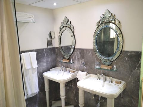 Boutique Room | Bathroom amenities | Shower, rainfall showerhead, free toiletries, hair dryer