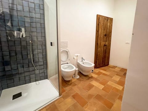 Family Quadruple Room | Bathroom | Shower, rainfall showerhead, free toiletries, hair dryer