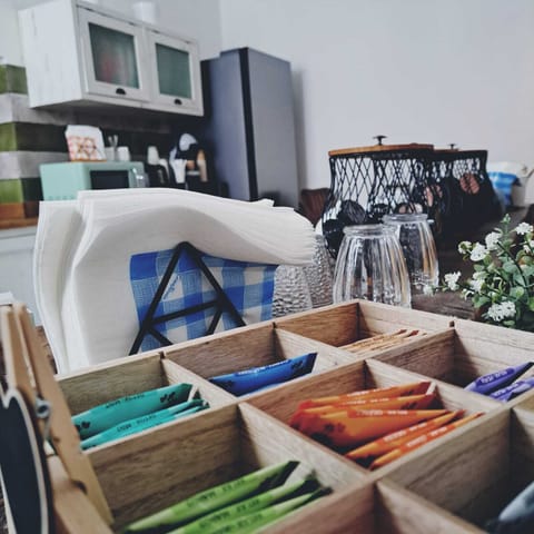 Microwave, espresso maker, coffee/tea maker, electric kettle