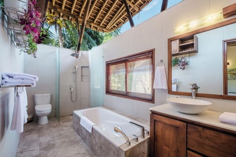 Family Villa | Bathroom | Free toiletries, bathrobes, bidet, towels