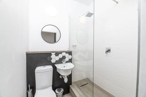 Standard Double Room | Bathroom | Shower, towels