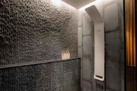 Separate tub and shower, deep soaking tub, rainfall showerhead