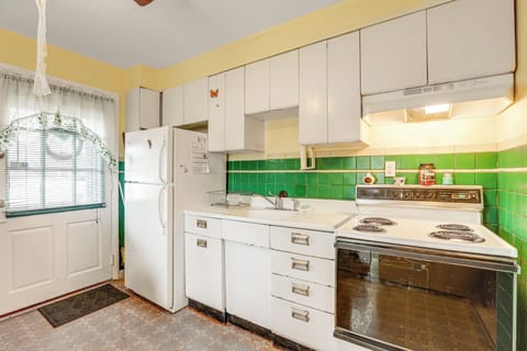 House (2 Bedrooms) | Private kitchen | Microwave, oven, stovetop, paper towels