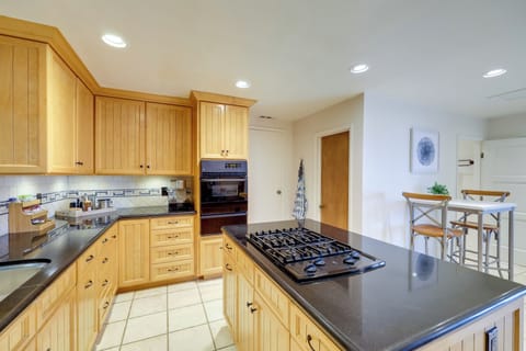 House (2 Bedrooms) | Private kitchen | Oven, stovetop, dishwasher, highchair