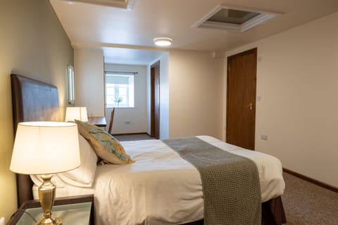 Luxury Double Room | Laptop workspace, free WiFi, bed sheets