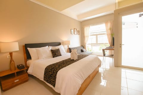 Executive Suite, Balcony | Premium bedding, minibar, in-room safe, desk