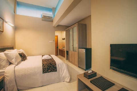 Master Suite, Balcony | Premium bedding, minibar, in-room safe, desk