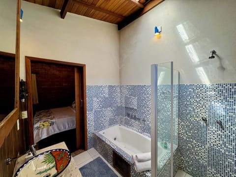 Comfort Chalet | Bathroom | Bidet, towels, soap, toilet paper