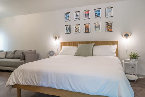 Deluxe Room | 1 bedroom, iron/ironing board, free WiFi