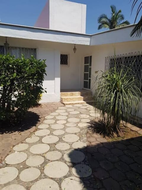 Una fachada encantadora que te invita a entrar y disfrutar de tu estancia.