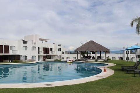 Alberca, Chapoteadero Jardines y Palapa y Zona de Camastros