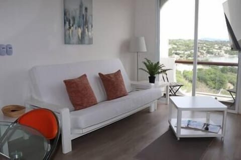 Sofa Cama con Televisión Extra Grande y Balcón 