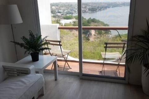 Sala de estar con balcon con vistas al lago de teques