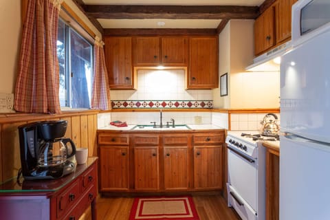 Cabin, 2 Bedrooms, Fireplace, Mountain View | Private kitchen | Full-size fridge, microwave, oven, stovetop