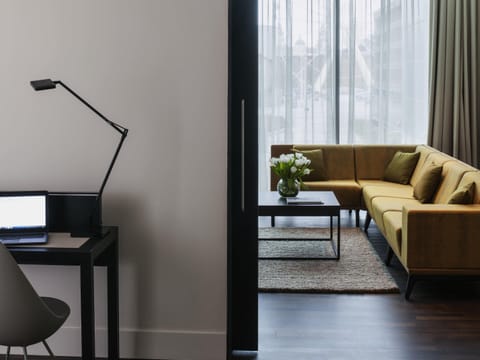 Hypo-allergenic bedding, in-room safe, desk, blackout drapes