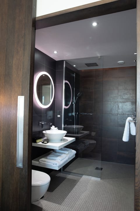 Hypo-allergenic bedding, in-room safe, desk, blackout drapes