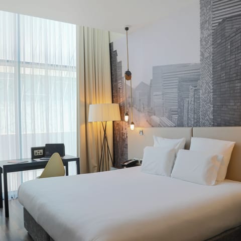 Deluxe Room, 1 King Bed (Premium) | Hypo-allergenic bedding, in-room safe, desk, blackout drapes